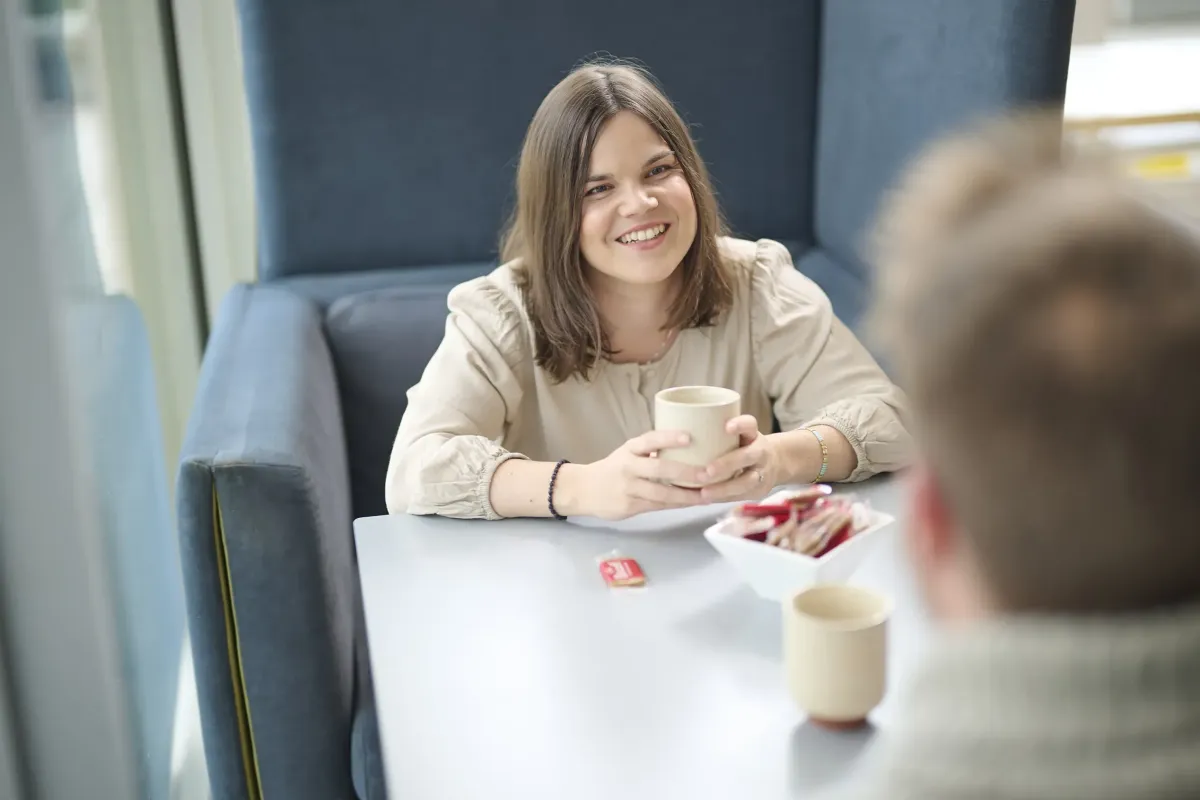 Florent Evelien gezellig praten bij een koffie