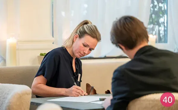 Marie-Paule Peeters neemt notities 