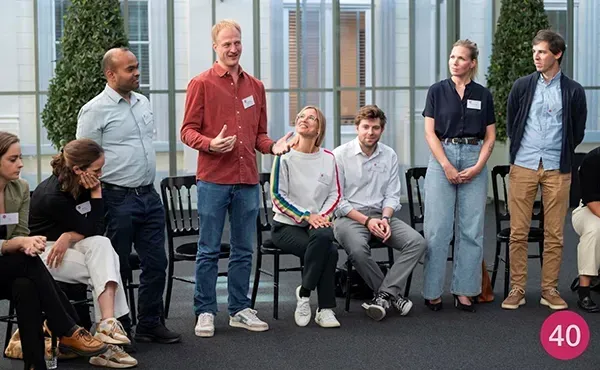 Enkele leden van Belgium's 40 under 40 staan recht en presenteren iets aan de groep