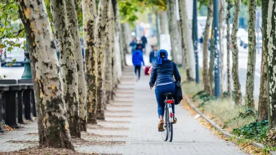 Cycliste sous les arbres
