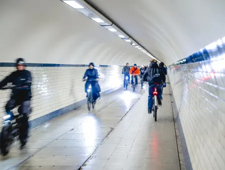 Fietsers in tunnel